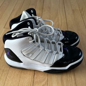 Jordan Max Aura Concord Black/White youth 6, women’s 7.5